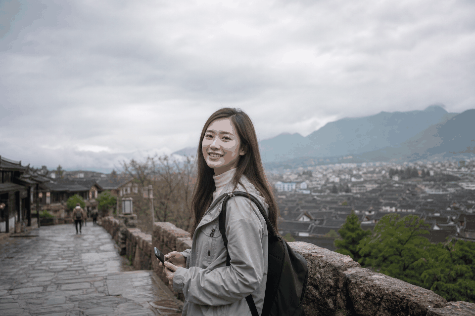 救阴天里的那张废片。一张灰蒙蒙的旅行照，解锁通透好气色、能直接发朋友圈的旅拍大片。
