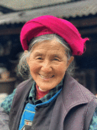 上传一张静态人像，几秒生成微动视频—— 自然眨眼、轻微转头、呼吸感，像照片里的人抬头看了你一眼